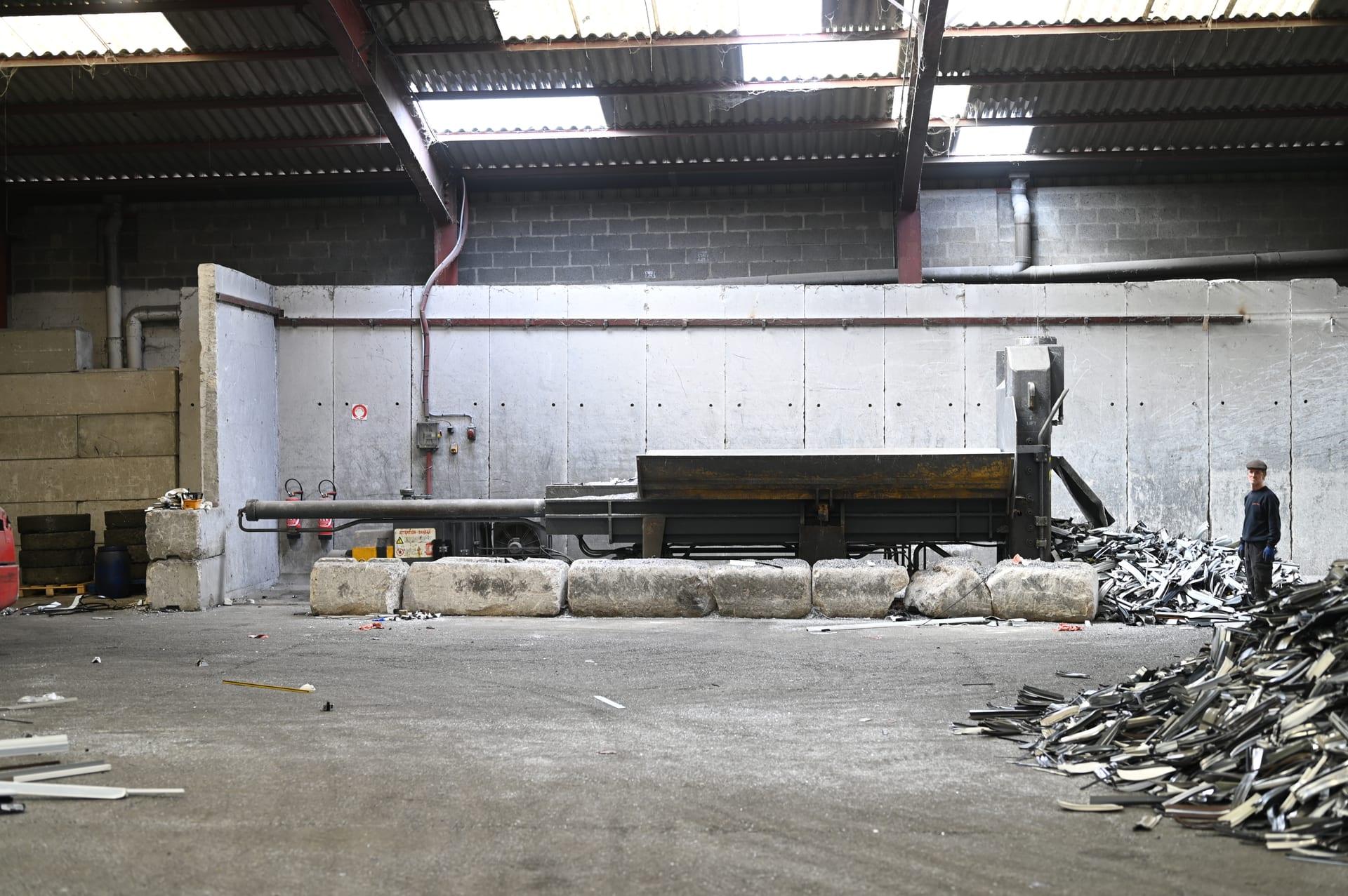 Presse avec chutes d'aluminium