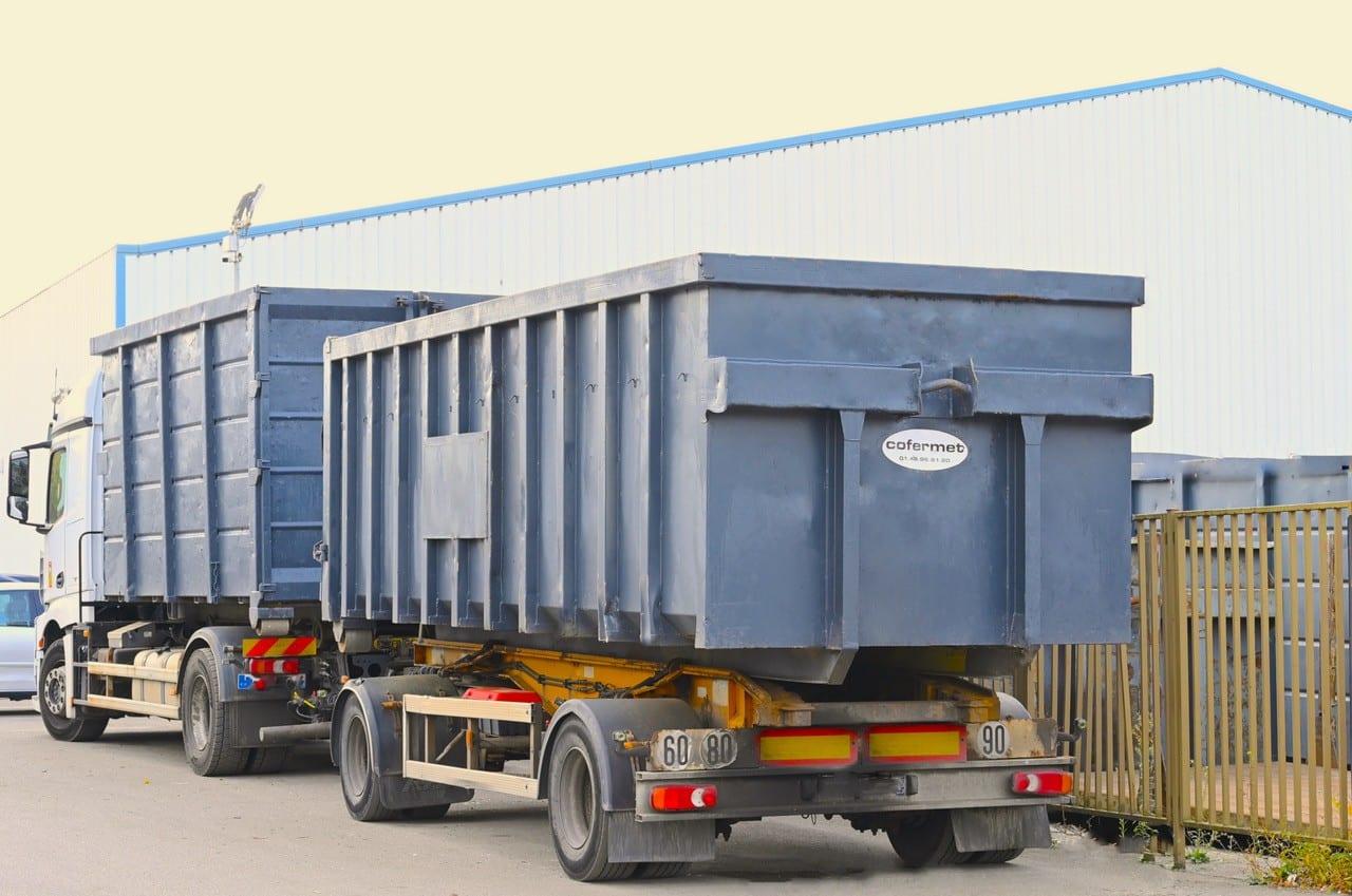 Camion avec benne et plateau pour enlèvement