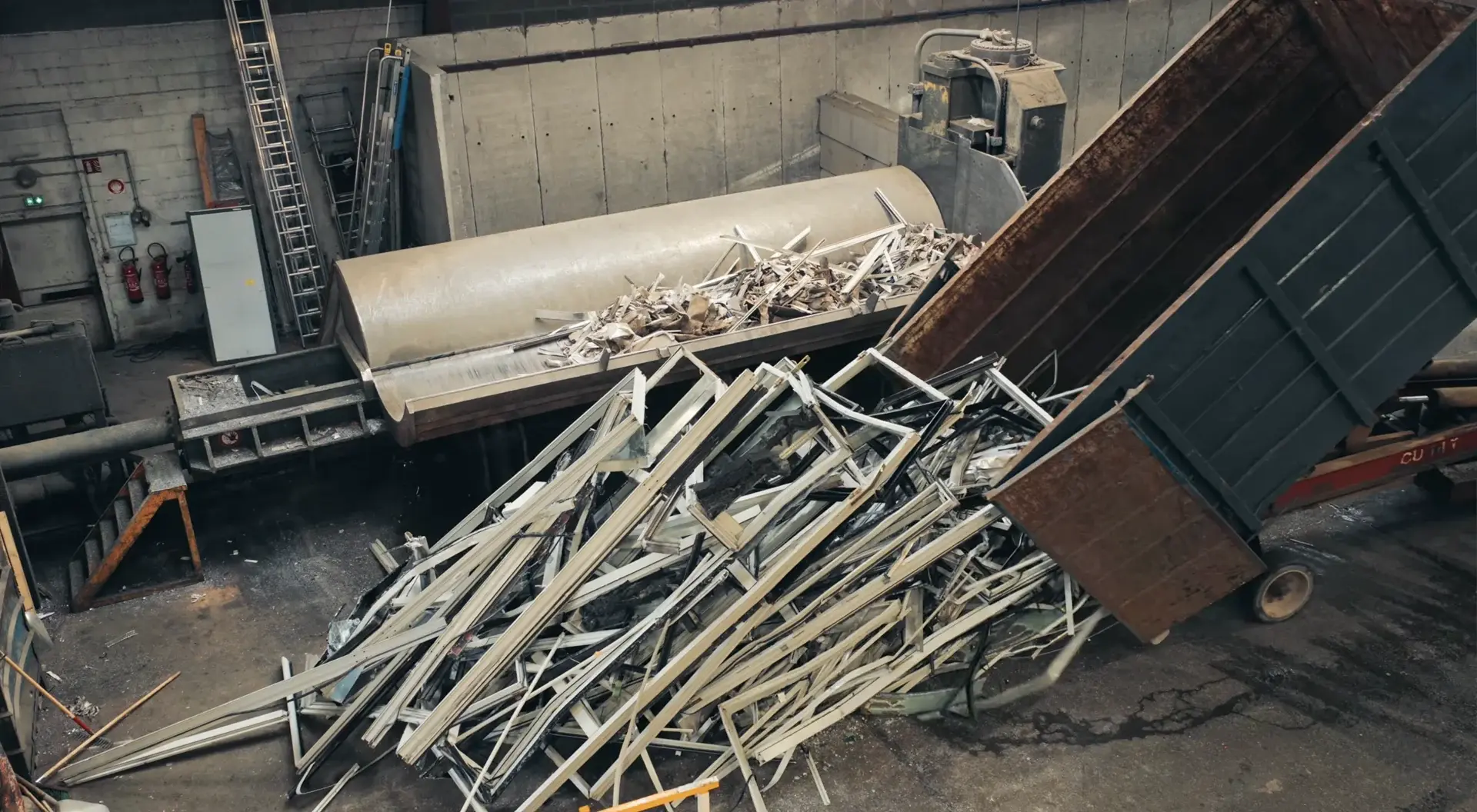 Profilés d’aluminium de menuiserie empilés devant la presse, avant traitement