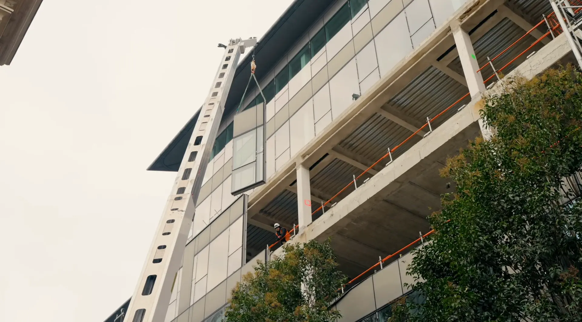 Un bloc-cadre de façade descendu le long du bâtiment Valhubert par un moyen de levage